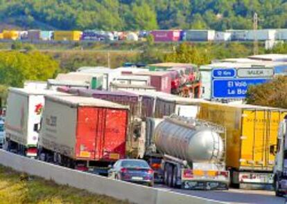 Decenas de camiones bloquean el paso fronterizo de La Jonquera, en la autopista AP-7, durante una protesta en 2007