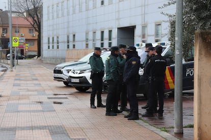 Policías y guardias civiles en la entrada de los juzgados de Cáceres este sábado, durante la declaración judicial del autor confeso del crimen.