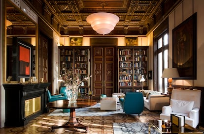 La biblioteca del hotel Cotton House de Barcelona.