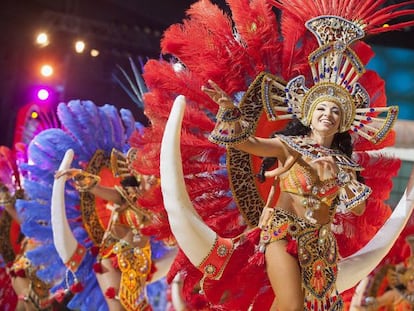 -FOTODELDIA- GRA569. SANTA CRUZ DE TENERIFE (ESPAÑA), 18/02/2017.- Integrantes de la comparsa 'Los Valleiros' se presentan durante la competición del Carnaval 2017 hoy, sábado 18 de febrero de 2017, en Santa Cruz de Tenerife, Islas Canarias (España). EFE/RAMON DE LA ROCHA