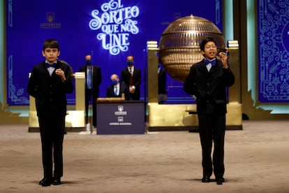  Los niños del Colegio de San Ildefonso cantan el cuarto premio del sorteo de la Lotería de Navidad, celebrado en el Teatro Real de Madrid este miércoles. 