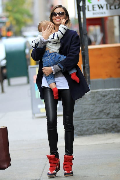 Miranda Kerr, no sin su hijo ni sus deportivas de Isabel Marant.