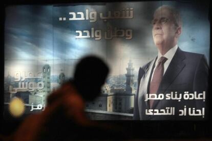 Un transeúnte ante un cartel de Amr Musa, en El Cairo.