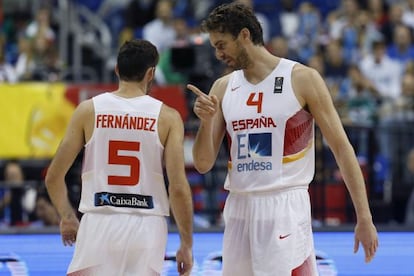 Pau Gasol le hace una observación a Rudi.