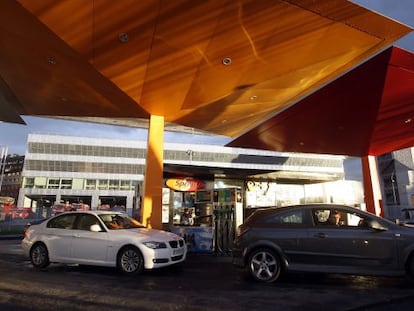 Algunos vehículos se disponen a repostar en una de las gasolineras con servicios mínimos en el inicio de la huelga indefinida.
