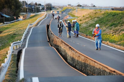 Operarios inspeccionan una carretera partida en la prefectura de Saitama.