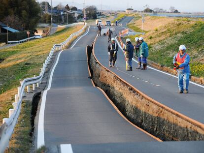 Operarios inspeccionan una carretera partida en la prefectura de Saitama.