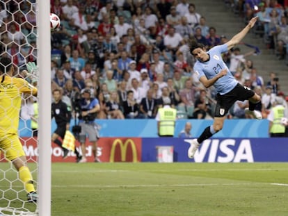 Cavani marca el primer gol de Uruguay.
