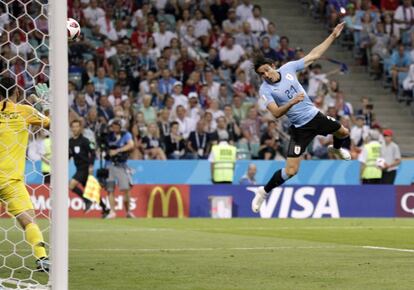 Cavani marca el primer gol de Uruguay.