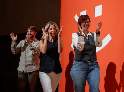 La líder de Sumar, Yolanda Díaz, acompañada de los diputados de Compromís Alberto Ibáñez y Àgueda Micó, este sábado durante un acto en Valencia.