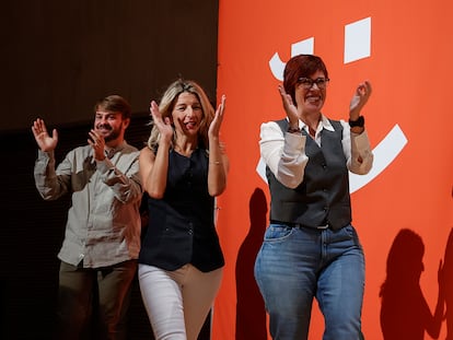 La líder de Sumar, Yolanda Díaz, acompañada de los diputados de Compromís Alberto Ibáñez y Àgueda Micó, este sábado durante un acto en Valencia.