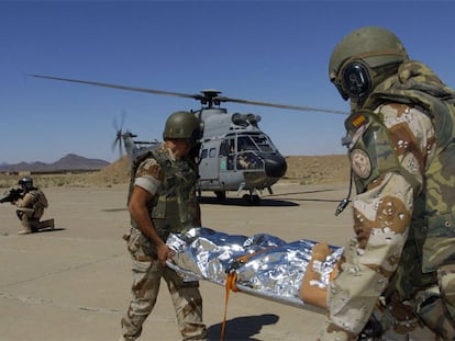 Militares españoles de la base afgana de Herat, durante un simulacro de evacuación de heridos.