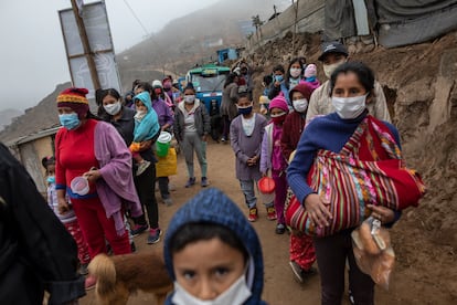 Moradores do bairro de Nueva Esperanza, em Lima (Peru), esperam por um prato de comida em frente a um refeitório comunitário, em 17 de junho de 2020.