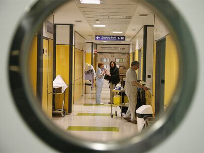 Vista de un área asistencial del Hospital de Cruces a través del cristal de la puerta de acceso.