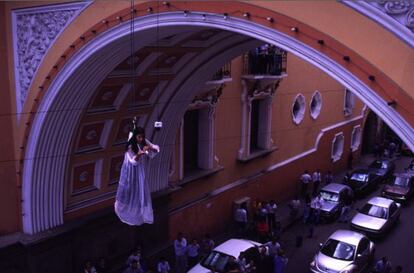 Fotograma del vídeo sobre la performance 'Lo voy a gritar al viento' ( 1999), de la artista y performer guatemalteca Regina José Galindo. 