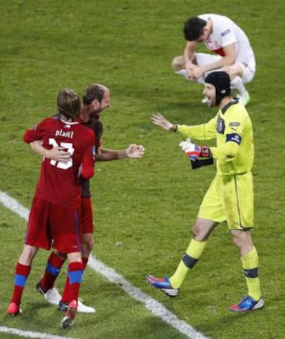 Petr Cech celebra con Plasil y Hubnik la victoria ante Polonia.