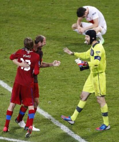 Petr Cech celebra con Plasil y Hubnik la victoria ante Polonia.