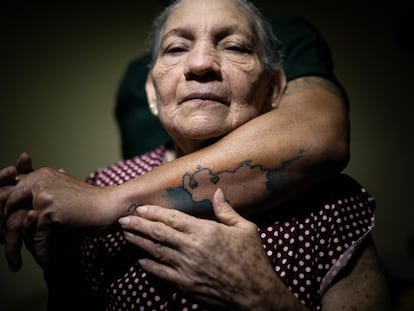 Ángel David Blanco, abraza a su madre, Carmen de Blanco, de 78, en la casa de ambos en Bogotá.