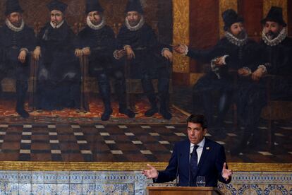 El presidente de la Generalitat, Carlos Mazón, durante su discurso en el Saló de Corts del Palau de la Generalitat. 