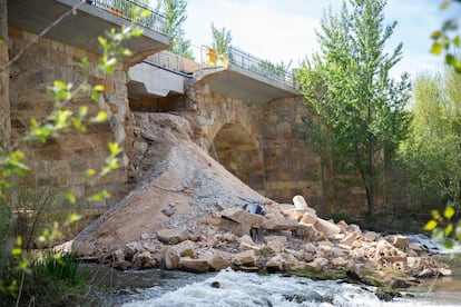 Inauguración Puente San Esteban de Gormaz: Parte del puente hundido, en San Esteban de Gormaz, provincia de Soria, el 8 de mayo del 2025.