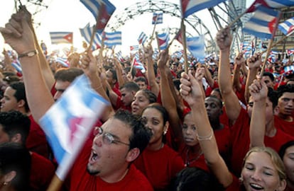 Miles de cubanos se manifestaban el pasado lunes ante la Oficina de Intereses de EE UU en La Habana.
