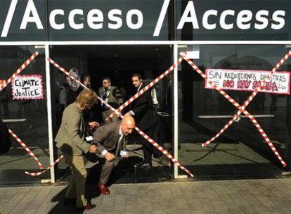 Ecologistas bloquean una de las entradas de la Feria de Barcelona
