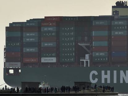 El carguero chino CSCL Globe en el puerto de Felixstowe (sur de Inglaterra).