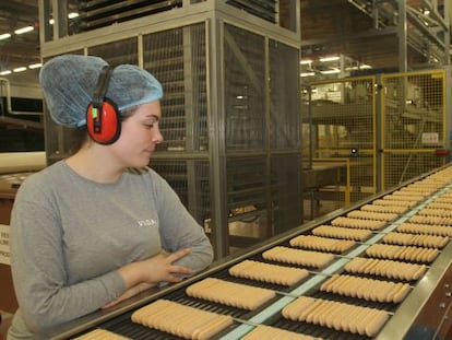 Una trabajadora vigila los barquillos en la fábrica nueva de Gullón