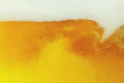 <p>Lager es una de las dos grandes clasificaciones de esta bebida y las cervezas que se engloban en esta son las más populares: son las más consumidas tanto en España como en el resto de países del mundo, explica Bartolomé, quien añade que "<strong>suponen el 90% de las cervezas que se beben</strong>".</p> <p>Su nombre viene del término alemán <em>lager</em>, que significa almacén. Y es que este tipo de cerveza, dicen desde la <a href="https://brewersofeurope.org/site/beer/index.php?doc_id=444" rel="nofollow" target="_blank">Asociación de Cerveceros de Europa</a>, debe estar <strong>almacenada a bajas temperaturas durante largos periodos de tiempo para que desarrollen su sabor, aroma y cuerpo</strong>. Aunque solemos pensar en las rubias cuando hablamos de una Lager, lo cierto es que pueden ser desde doradas hasta negras: su color depende del tueste de la malta. </p> <p>Lo que realmente diferencia una Lager de otros tipos de cerveza es su elaboración: están hechas con levadura de baja fermentación, lo que las hace "más finas", afirma la experta, y, por norma general, "suelen estar más filtradas". </p>