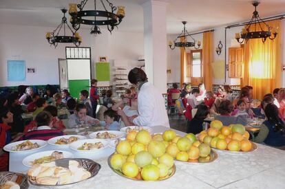 En 2003, la asociación de familias del colegio público Gómez Moreno de Granada se hizo con la administración del comedor. Autogestión, alimentos ecológicos, concienciación y divulgación han sido sus principios en estos 20 años. Ahora, pelean por mantener la gestión: tienen que competir para ello en un concurso contra grandes empresas del sector. 