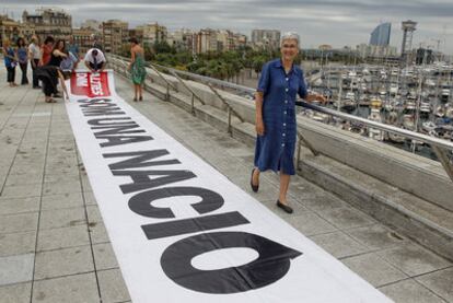 La presidenta de Òmnium, Muriel Casals, en primer término, en la terraza del Museo de Historia de Cataluña junto a la pancarta.