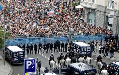 25 de septiembre. Cientos de policías antidisturbios impidieron acercarse al Congreso de los Diputados, en Madrid, a los miles de manifestantes que trataron de cercar con su protesta el Parlamento en una jornada de pleno.