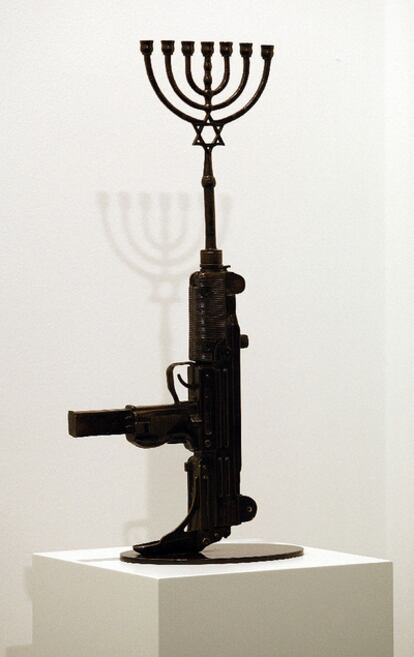 La instalación del artista Eugenio Merino en la que se ve un candelabro hebreo sobre una metralleta.