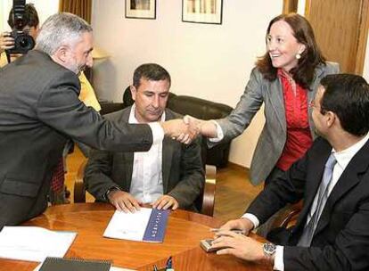 Luis Vázquez saluda a una asesora del PP en presencia de Ruiz Rivas (centro) y Alejandro Gómez.