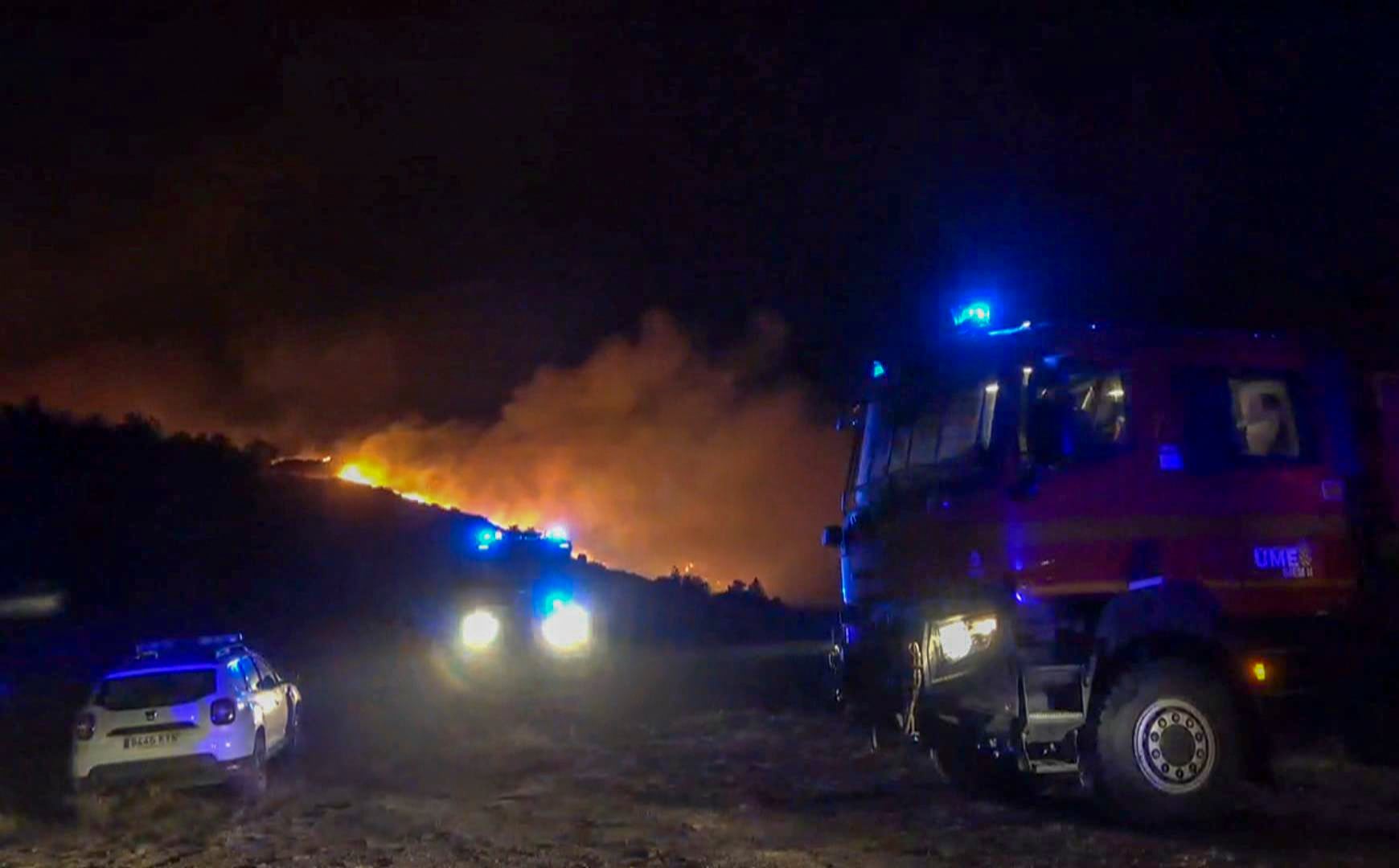 Trabajos de extinción del incendio en el municipio de Jarilla (Cáceres) durante la pasada madrugada.