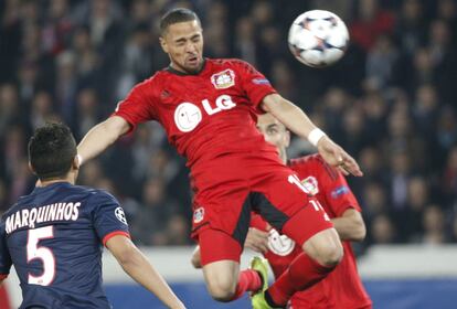 Sidney Sam, del Bayer Leverkusen, cabecea para anotar el primer tanto del partido durante el partido entre el PSG y el Bayer Leverkusen en el estadio Parc des Princes en París.