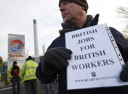 Un trabajador de la refinería de Total en Lindsey porta un cartel que dice: "Empleos británicos para trabajadores británicos".