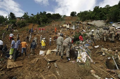 Varios bomberos buscan a supervivientes en las laderas de Morro dos Prazeres en Río de Janeiro.
