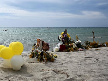 Flores, cruces y globos en la playa cercana a la localidad calabresa de Steccato di Cutro, en cuyas aguas murieron 79 migrantes el 26 de febrero.