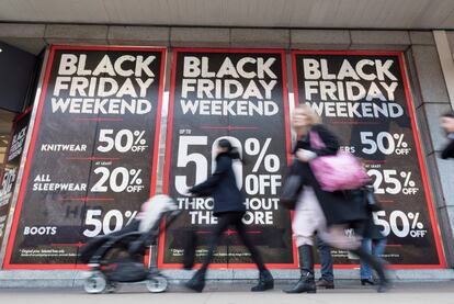 Carteles del Black Friday en Oxford Street, Londres.