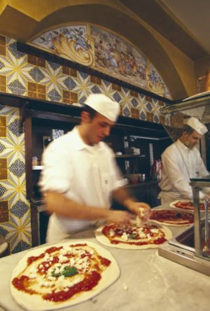 Elaboración de pizzas por los chef de Trianon, en Nápoles.