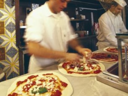 Elaboración de pizzas por los chef de Trianon, en Nápoles.