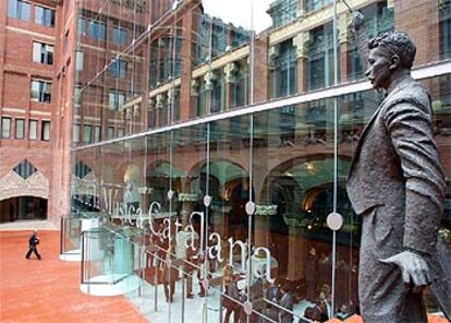 Vista parcial de la nueva plaza y la fachada del Palau de la Música Catalana que ha permanecido oculta más de 90 años.