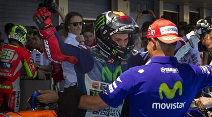 Jorge Lorenzo celebra la pole en Jerez con su mecánico Juan Llançà.