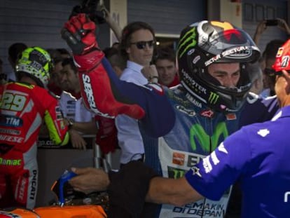 Jorge Lorenzo celebra la pole en Jerez con su mec&aacute;nico Juan Llan&ccedil;&agrave;.