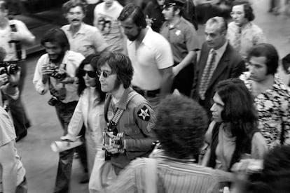 The couple walking on stage for the 'One to One' concert, in August 1972. 
