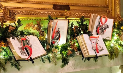 Libros abiertos como adornos navideños en la Casa Blanca.