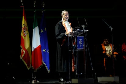 El rey Felipe VI pronuncia un discurso durante una ceremonia celebrada este jueves en el Teatro San Carlos de Nápoles, en la que ha sido investido como doctor 'honoris causa' por la Universidad Federico II, coincidiendo con el VIII centenario de su fundación.