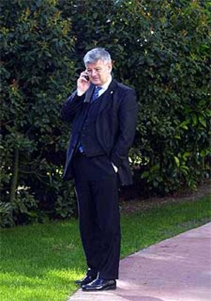 Joschka Fischer habla por el móvil en Barcelona en 2002.