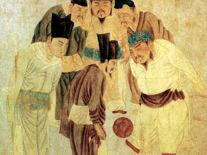 Ilustración anónima del emperador Taizú, mostrando sus habilidades con el balón a sus cortesanos, incluida en <i>Libro del fútbol</i> (451 Editores), con la coordinación de Pablo Nacach.